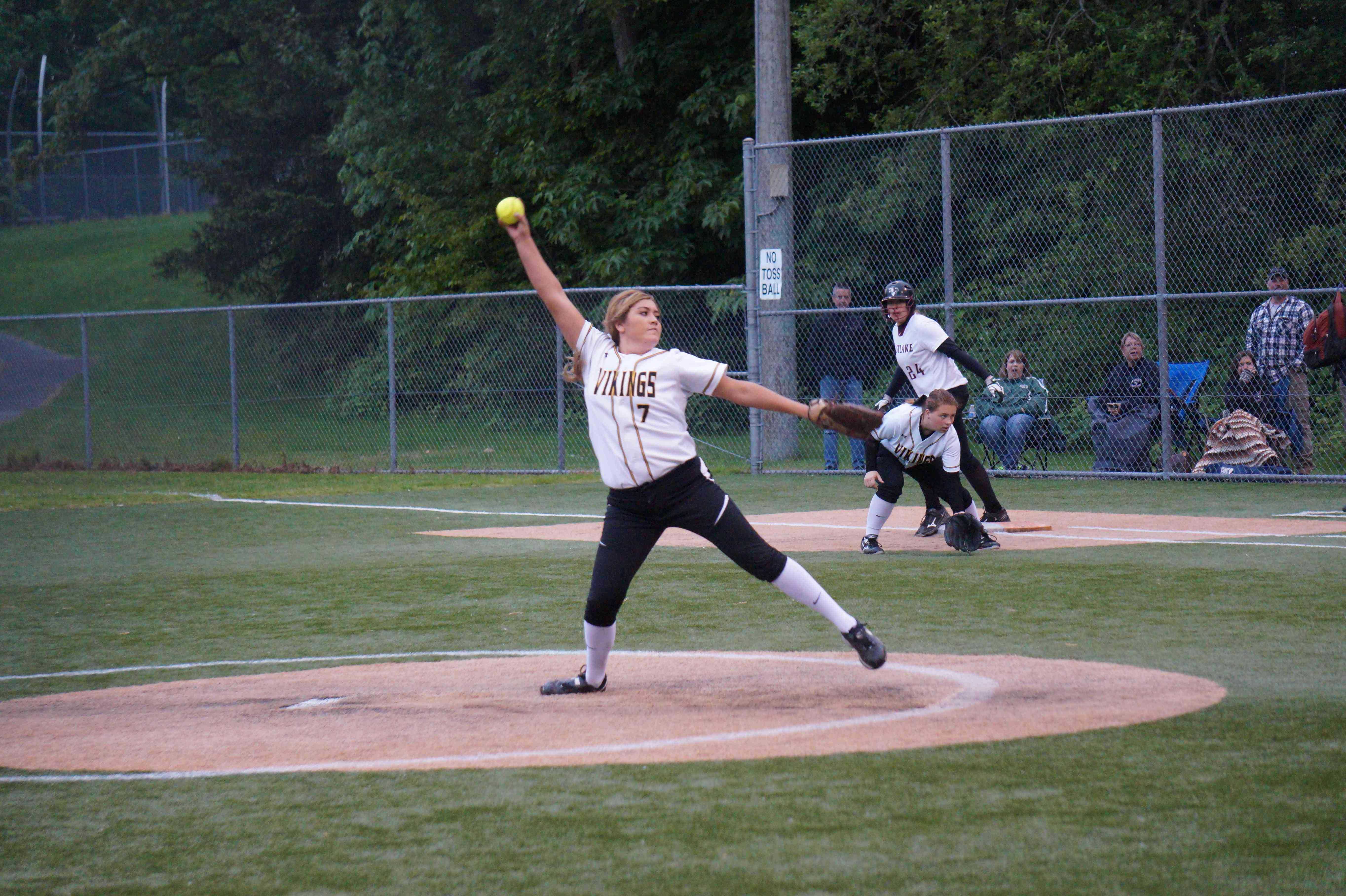 Senior+Bella+Montoya+winds+up+during+the+fourth+inning+in+the+team%E2%80%99s+regular+season+finale+against+Eastlake.++Pitching+this+season+has+been+more+consistent+with+this+season%E2%80%99s+staff+holding+opponents+to+three+runs+or+less+in+the+majority+of+their+games.+