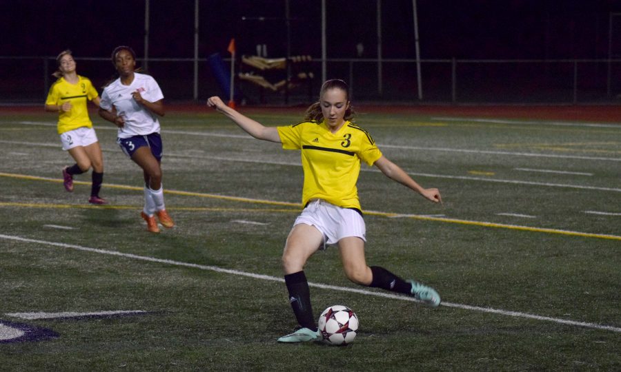 
Sophomore Nicole VanEnglen maneuvers the ball away from the Inglemoor goal,  maintaining the 1-1 tie with Juanita. Inglemoor girls’ soccer went on to win 1-0 against Newport.

