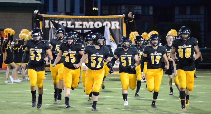 The Vikings burst through their flag to take the field at the start of the game. Inglemoor gained an early lead of 14-6 in the first quarter.