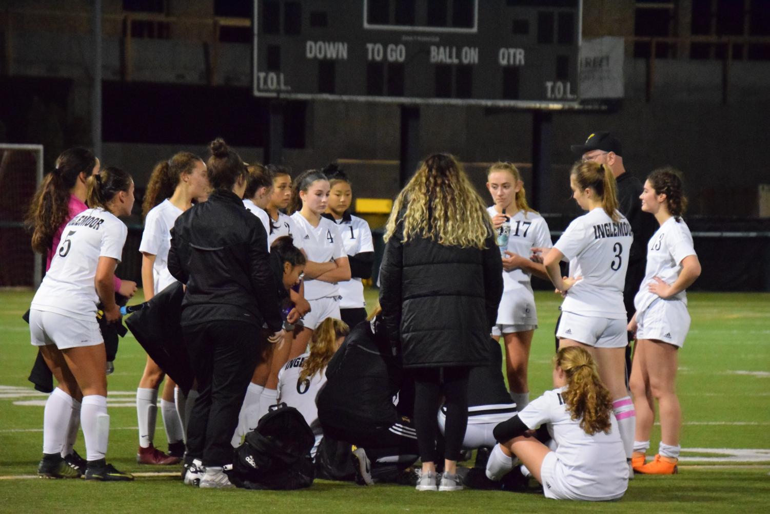 Inglemoor+players+form+a+huddle+after+their+draw+with+Woodinville+on+Oct.+24.