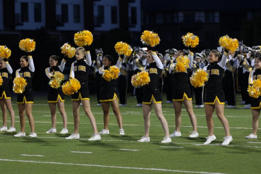 Cheerleaders adapt to change as winter season approaches