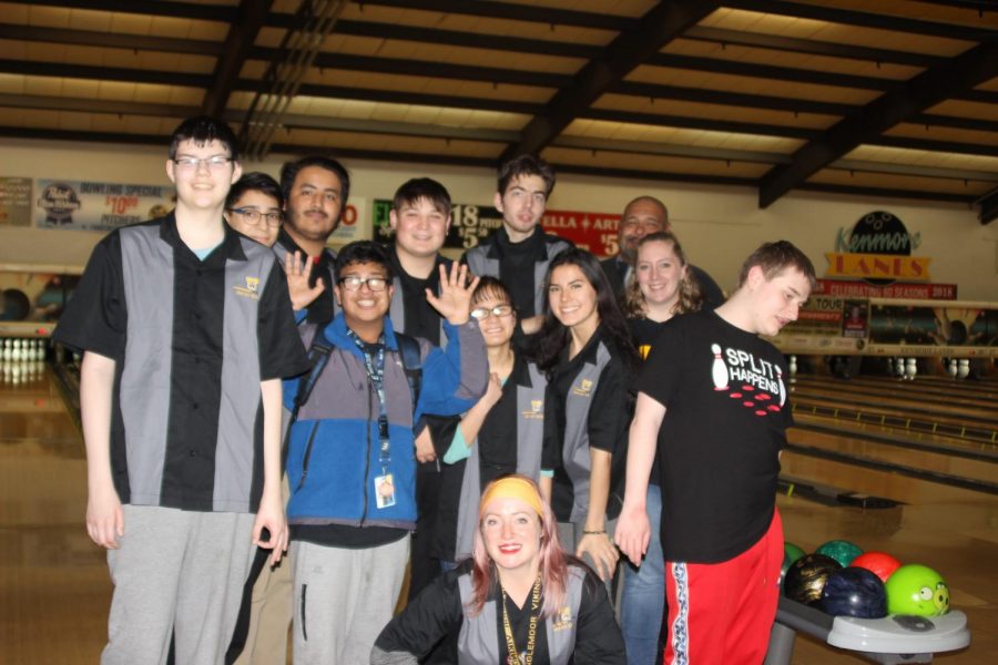 Unified+bowling+team+poses+for+group+photo+after+finishing+competition+against+Bothell%2C+North+Creek+and+Woodinville+High+School+on+Jan.+31+at+Kenmore+Lanes.++Photo+by+Selin+Asan%0A%0A