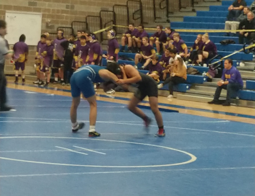 Sophomore+Sinue+Geniz-Hernandez+wrestles+a+Liberty+High+School+athlete+at+Bothell+High+School+on+Jan.+23.+Photo+by+Caden+Pavlovski%0A