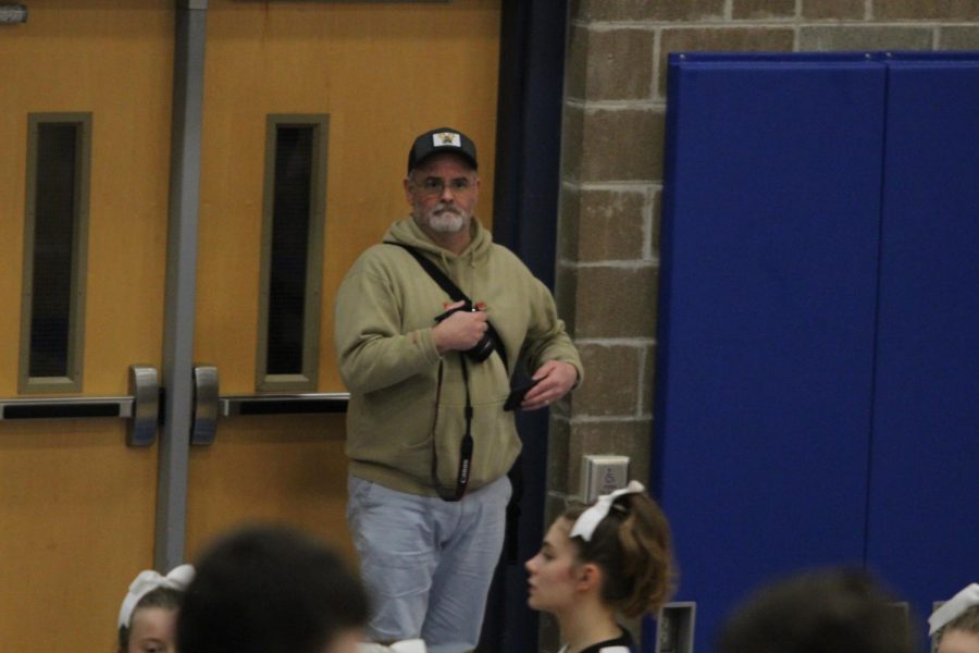 Announcer Sean Valley takes photos of boys basketball on Jan. 31 at
Bothell High School. He said the combination of both tasks is extremely
enjoyable for him. Photo by Ella Barnard