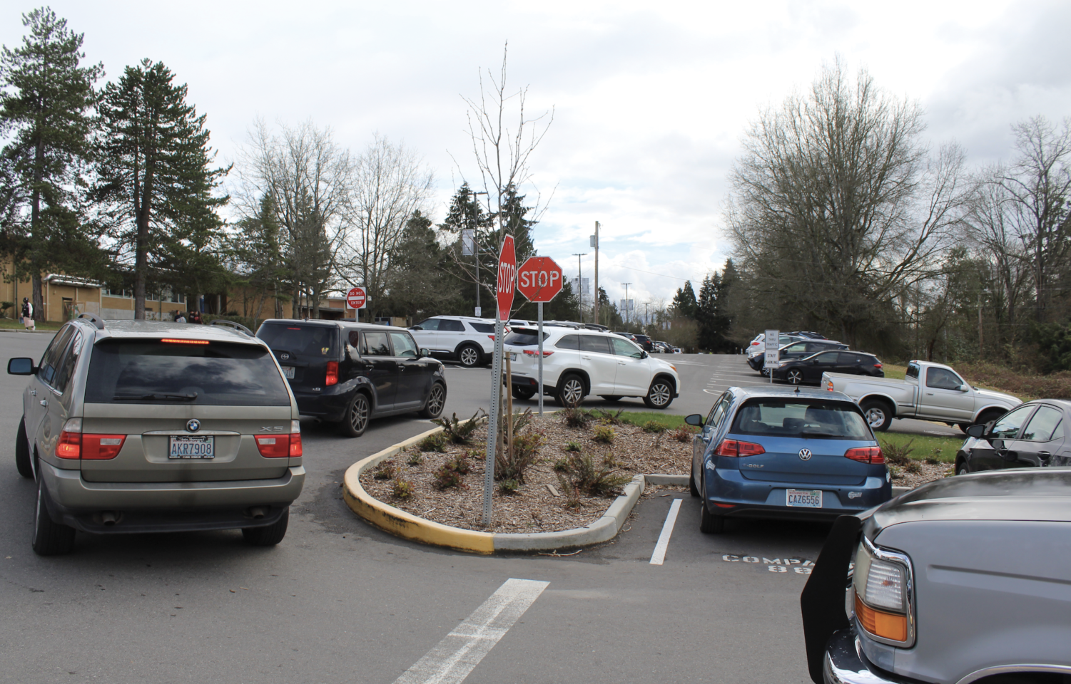 A+line+of+students%E2%80%99+cars+leaving+parking+lot+C+to+88th+Ave.+NE%2C+one+of+Inglemoor%E2%80%99s+two+exits%2C+at+3%3A24+p.m..+This+parking+lot+and+exit+has+only+stop+signs+to+direct+traffic+flow%2C+which+leads+to+congested+roads.