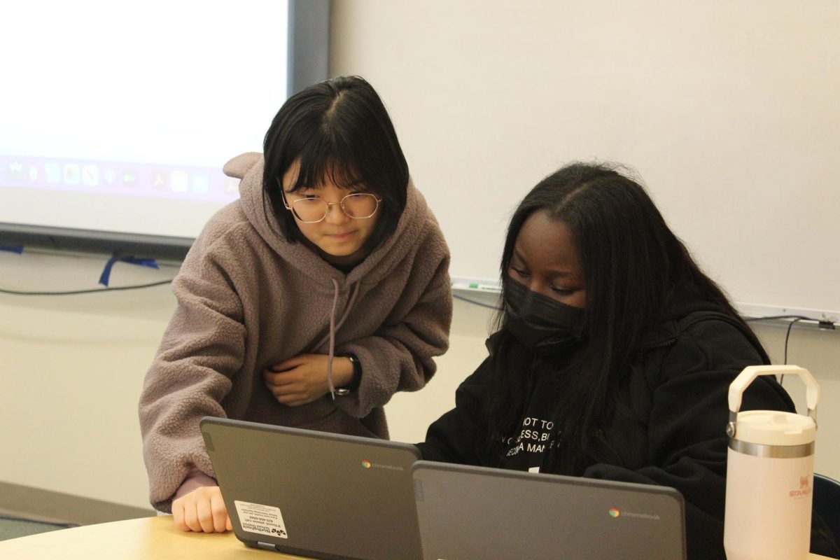 Vanessa Yang and Daisy Ndegwah collaborate in their Academic Language Development class.