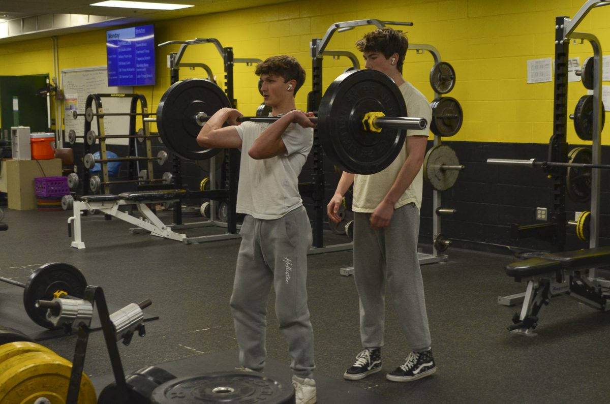 Junior Broden Griner spotting Junior Jacob Lubatti’s deadlift during Hannan’s 7th period weights class outside of the athletic training room. Griner was acting as a spotter to prevent injuries while cross-training. 