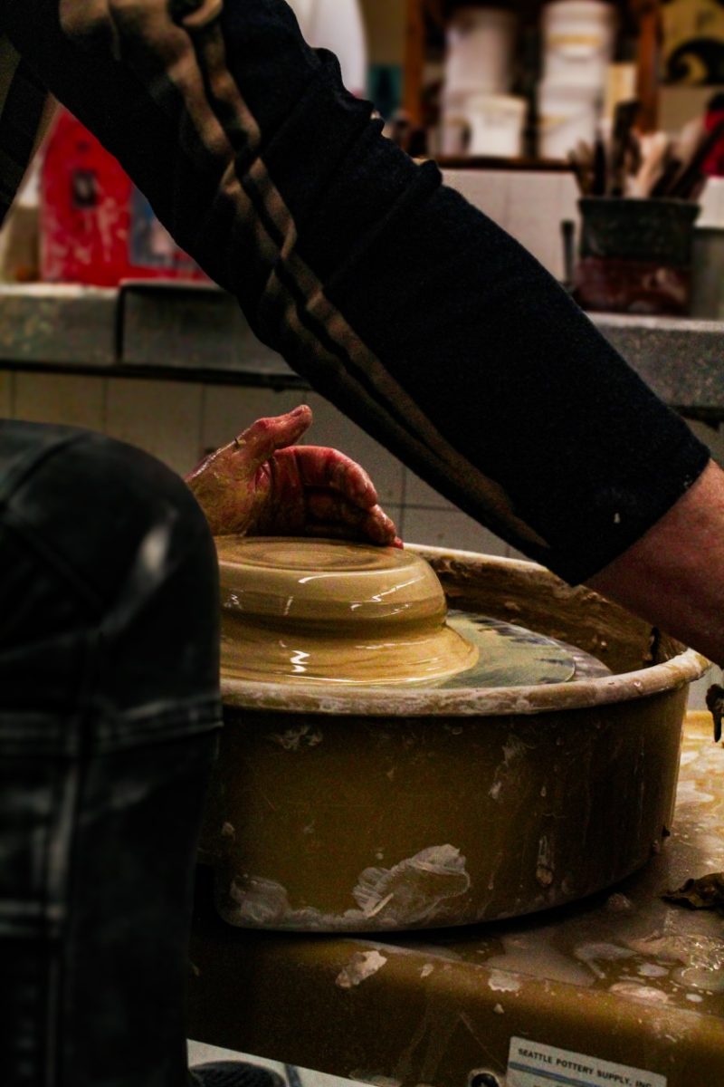 Flye skillfully creates ceramic pieces on the pottery wheel.
He prefers to create useful pieces that are also aesthetically
appealing. 